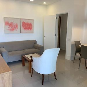 Flat com 65 metros; sala; duas suítes; cozinha Recém-reformado